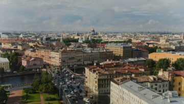 Транспортные компании повысили число перевозок пассажиров, несмотря на увеличение стоимости билетов на востребованных маршрутах.