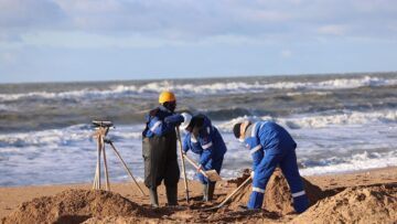 Черноморское побережье Краснодарского края пострадало от расширения загрязнения мазутом.