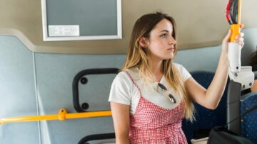 Пенсионерка искала решение в другом государстве, оказавшись в аэропорту.