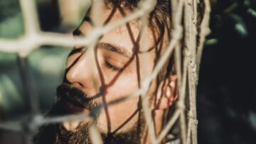 Туристы пытаются найти виноватого в недопуске на рейс юного пассажира с аутизмом