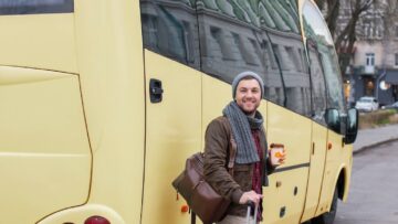 Захарова советует россиянам посетить Дагестан.