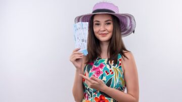 Путешественница через договор стороннего лица требовала возмещение за поездку.