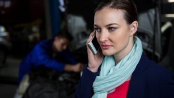 В Абу-Даби самолет Боинг 737 совершил экстренную посадку из-за пожара в двигателе.
