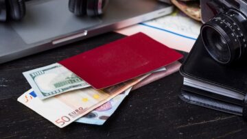 Туристы требуют оправдания отдыхающих в шлепках с носками.