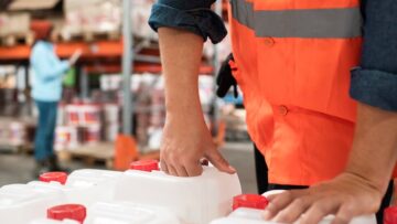 В российской Госдуме выступили с инициативой о запрете на продажу номеров в российских отелях через иностранные платформы.