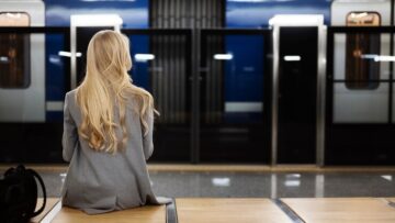 Турист купил новый билет, чтобы исправить ошибку в фамилии