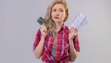 Сильный тайфун помешал многим туристам вернуться на родину из Хайнаня