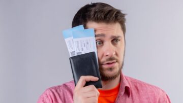 Грузчики в челябинском аэропорту подозреваются в краже духов у туристов.