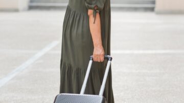 Туристы, обманутые агентством Travelata, собрались у его офиса.