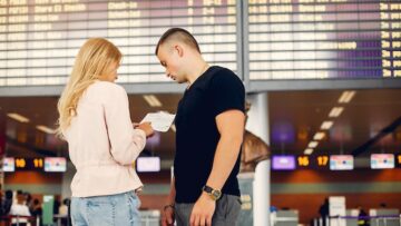 В аэропорту Толмачево пассажир пострадал от упавшей лампы