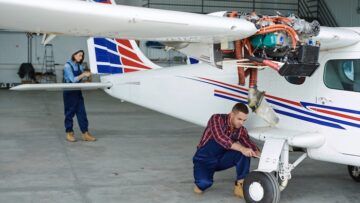 Власти могут проверять телефоны иностранных туристов при въезде в Россию.