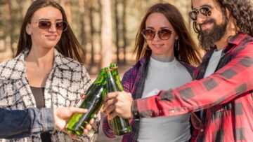 Туристку в Крыму вытащили с плота, где она пыталась сделать селфи.