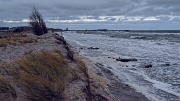 Во Франции вступают в силу запреты на курение на пляжах и в парках.