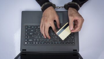 Россиянам могут запретить въезд в Польшу с обычными паспортами