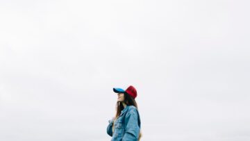 Фермеры из Испании выразили протест, вылив 25 000 литров вина.