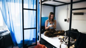 Турист, заблудившийся на Урале, отпугивал волков, размахивая горящими ветками, и готовил грибы на камне.