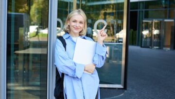 Аэрофлот выплатит пассажиру 300 тысяч рублей за отмену рейса пять лет назад