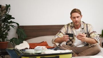 Около тысячи человек оказались заблокированы на Эвересте из-за сильной метели.