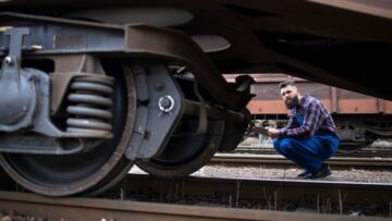 Оползень сошел на железную дорогу в Сочи