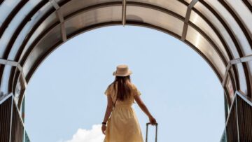 Турист устроил дебош в самолете и должен выплатить 300 тысяч рублей