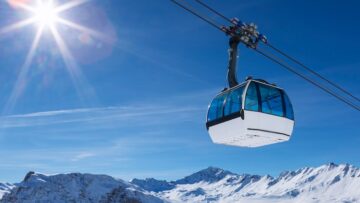 В Копенгагене сгорело историческое здание биржи