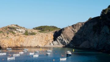 На Эльбрусе встретят Новый год массовым спуском лыжников в костюмах Дедов Морозов