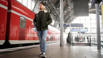 В Сан-Франциско с рельсов сошёл и загорелся пассажирский поезд