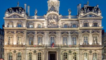 Для поездок за границу детям до 14 лет потребуются загранпаспорты.