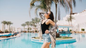 Посетитель Эрмитажа оценил сидение на императорском троне почти в миллион рублей