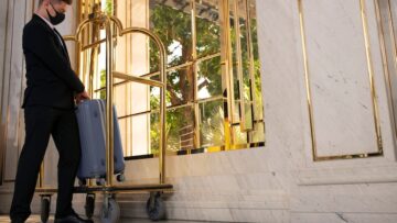 Пассажиров поездов дальнего следования обеспечат пижамами