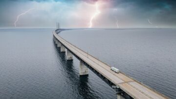 На горнолыжном курорте в Швейцарии в новогоднюю ночь произошел взрыв и пожар, ставшие причиной гибели туристов.