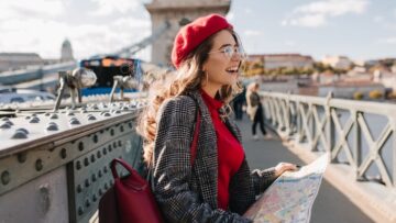 С горнолыжного курорта Домбай эвакуировали более 230 туристов из-за лесного пожара.