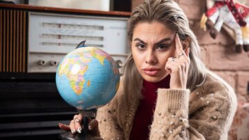 Туристов на сапбордах вытащили из воды в Сочи