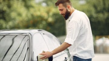 На Красной площади полиция пресекла попытку девушек съесть красную икру.