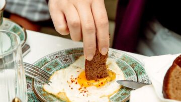 Экоактивисты устроили протест в Лувре, облили супом «Джоконду»