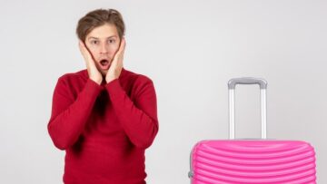 Туристка нарушила правила поведения на борту самолёта, летевшего в Абхазию, зажевав сигарету.