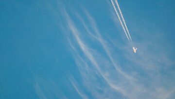 Пассажир из США укусил стюардессу на рейсе в Токио