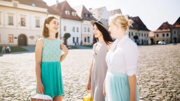 Туристке в Териберке выписали штраф за нарушение правил обращения с редким растением