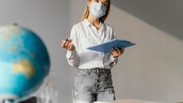 В Подмосковье из-за сильного ветра упало более 160 деревьев