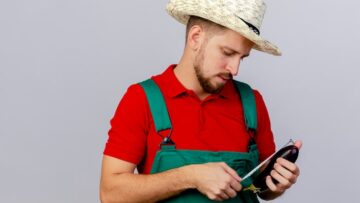 Эйфелева башня открыла свои двери для туристов