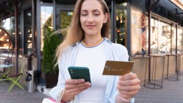 Экоактивисты закрасили краской терминал аэропорта Хитроу в Лондоне