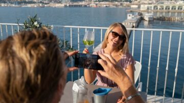 Новый круизный лайнер отправился в плавание в своем первом рейсе (ВИДЕО)