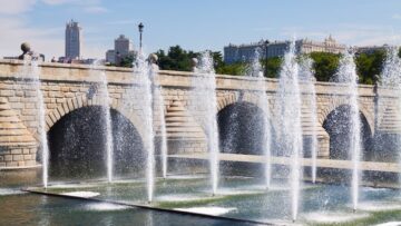 На канатной дороге в Домбае произошла остановка, в которой оказались 32 туриста.