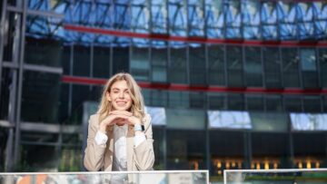 Мужчина несколько месяцев обманывал людей в Европе, выдавая себя за пилота самолёта.