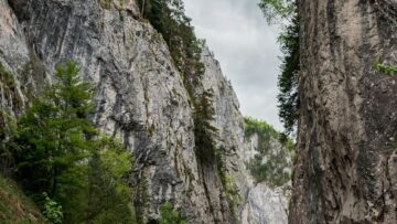 На Байкале обнаружен катер с погибшими туристами, предположительно отравившимися
